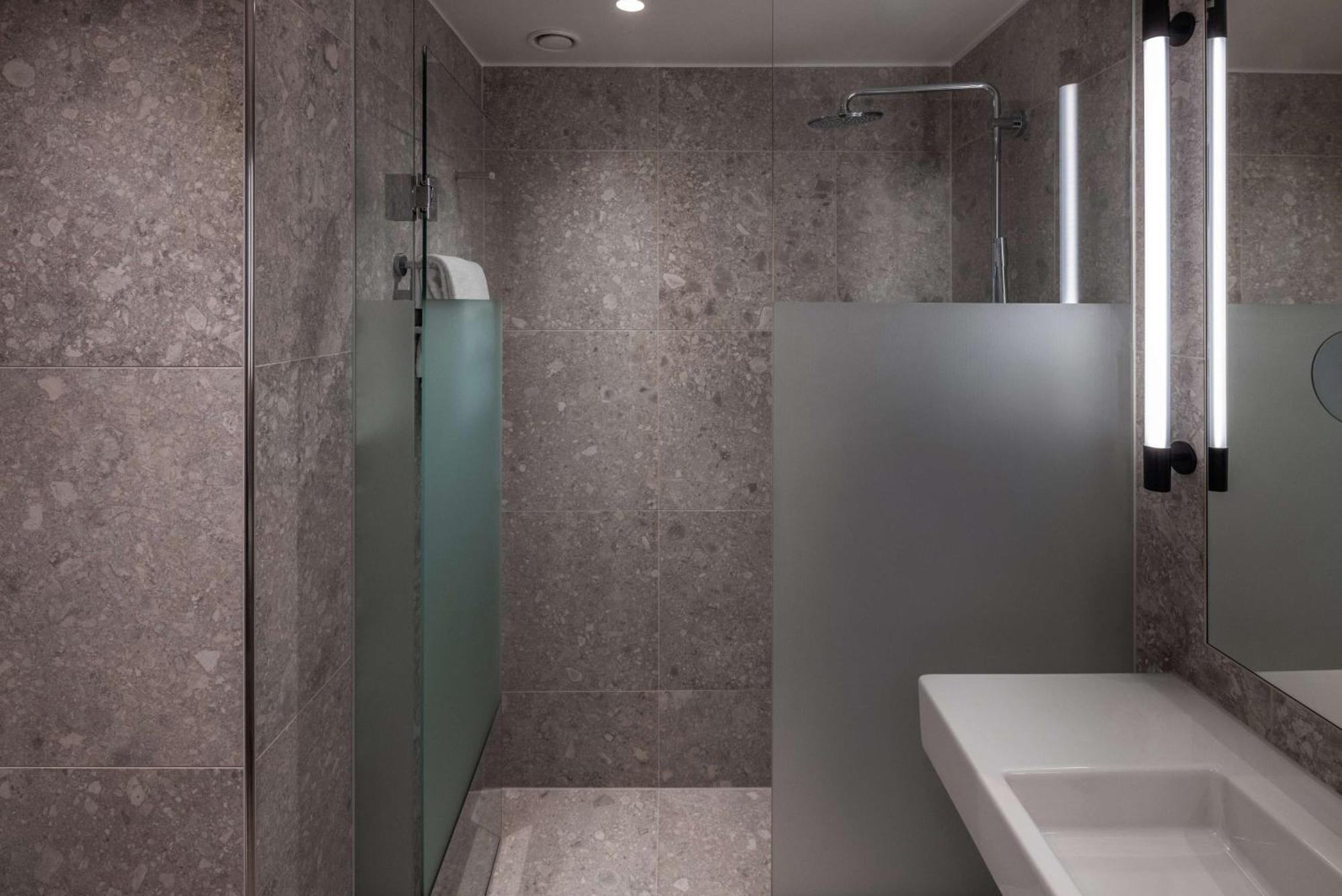 Superior King Room Wellness pool access