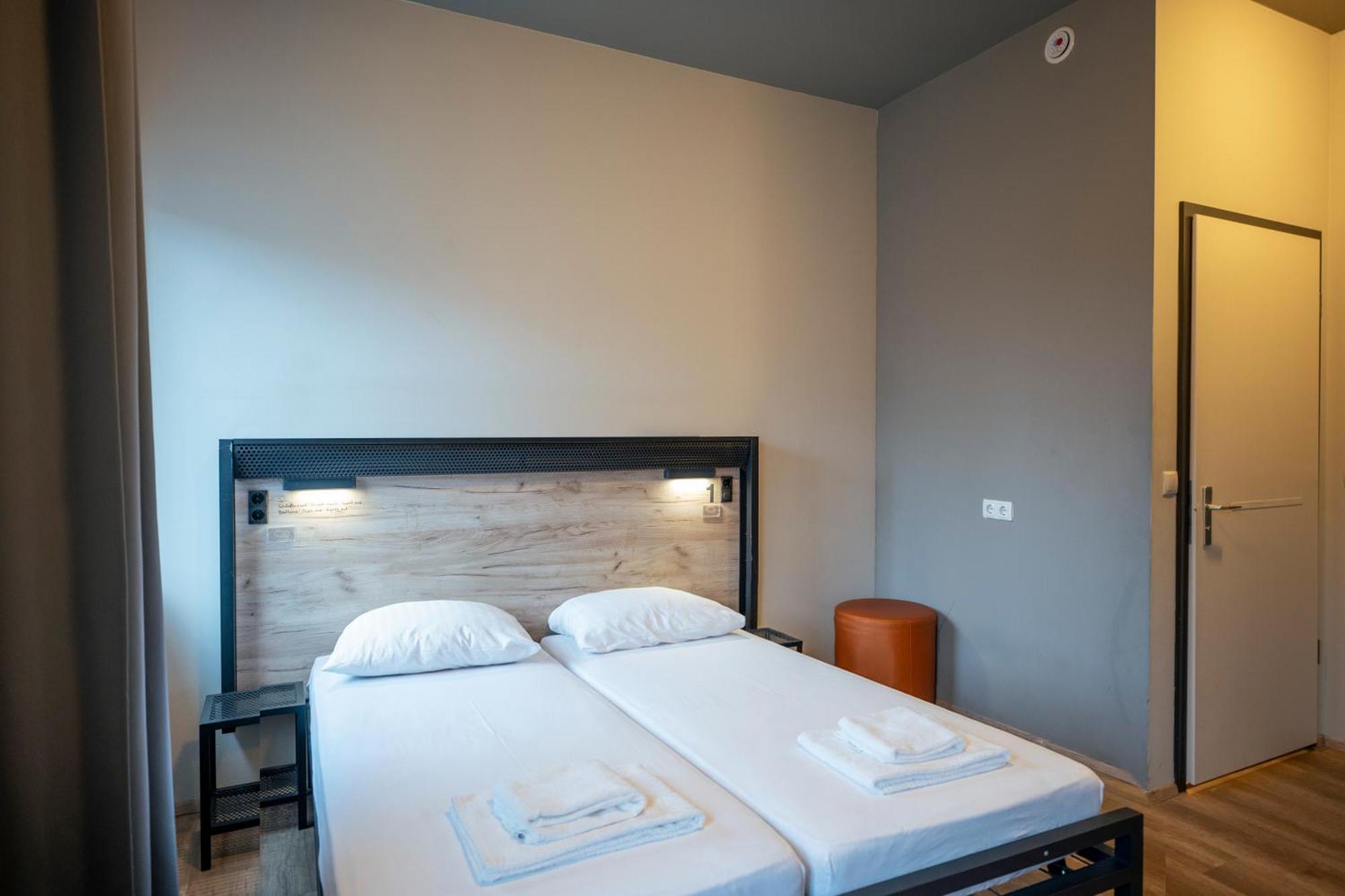 Twin Room,1448147458:JPEG